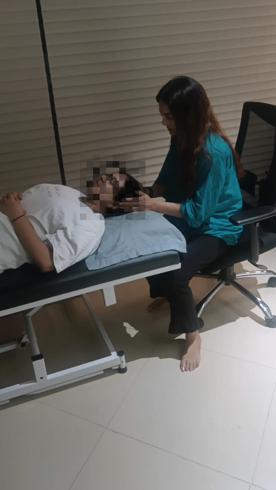 Vibha Jain guiding a client through a hypnotherapy session
